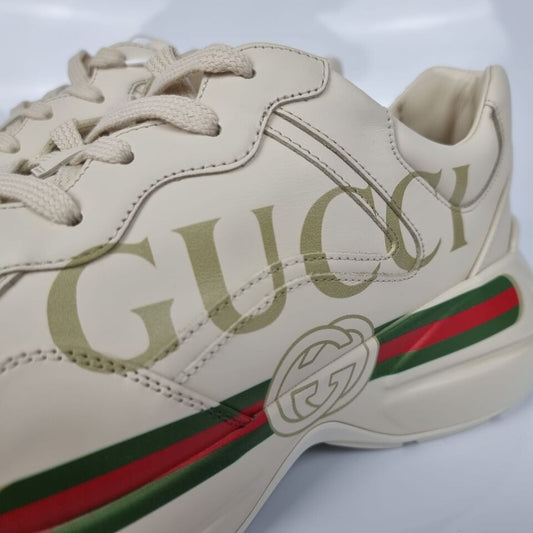 MEN'S RHYTON GUCCI LOGO LEATHER SNEAKER Style ‎500877 DRW00 9522